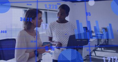 Veri tablolarını analiz etmek, modern ofiste laptop ve kahve fincanı ile işbirliği yapan iki iş kadını. Şirket, takım çalışması, yenilik, üretkenlik, dijital, iş gelişigüzel, modern dekor