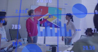 Kırmızı bluzlu sunucu, toplantı odasında dizüstü bilgisayarla sarı bölümü vurguluyor. Profesyonel, takım çalışması, işbirliği, veri, analitik, modern, kurumsal