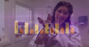 Laboratuvar önlüğü giymiş, Chihuahua 'yı klinikte elinde tutan bir veteriner. Veteriner, hayvan bakımı, klinik, sağlık, tanı, tıbbi, araştırma