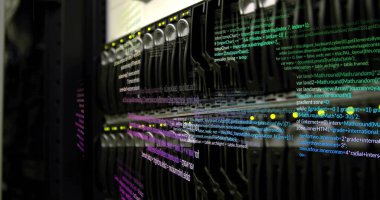 Veri tabanında yanıp sönen LED ve ethernet kabloları programlama kodunda ağ anahtarı gösteriliyor. Teknoloji, ağ, altyapı, siber, sunucu, donanım, veri