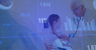 Laboratuvar önlüklü bir doktorun klinikteki üzerinde steteskop kullanarak dosya ve dijital kaplama kullanması. Tıbbi, sağlık, teknoloji, analiz, teşhis, profesyonellik, pediatrik