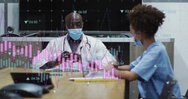 Klinikteki teletıp verilerini steteskopla analiz eden kıdemli doktor ve hemşire. Profesyonel, işbirliği, teknoloji, sağlık, araştırma, danışma, analiz