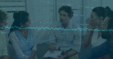 Önde gelen grup yöneticileri danışma odasında pano ve yapışkan notlarla tartışmalara rehberlik ediyorlar. Terapi, destek, takım çalışması, iletişim, profesyonel, işbirlikçi, duygusal