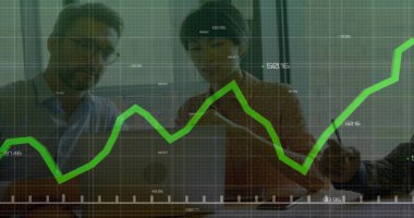 Ofiste dizüstü bilgisayarda, cam kaplama ile finansal tabloları analiz eden iş birliği yapan profesyoneller. İş, takım çalışması, yenilik, veri, analitik, modern, kurumsal