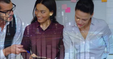 İş kıyafetleri içinde uzmanlar veri tabletlerini inceleyerek masa başında iş birliği yapıyorlar. İşbirliği, analitik, takım çalışması, kurumsal, veri, strateji, ilerleme