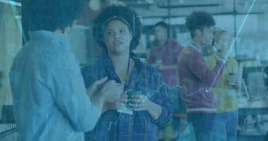 Açık planlı ofiste elinde kahve fincanı olan akıllı telefon camı kaplamalı bir kadın hakkında konuşmak. İşbirliği, takım çalışması, veri analizi, şirket, işyeri, modern, iletişim