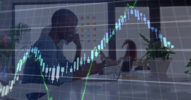 Konuşan Afro-Amerikalı kadın ofis masasında akıllı telefonu kulağına tutuyor, dosya kaplaması, kopyalama alanı. İşbirliği, takım çalışması, yenilik, modern, refah, üretkenlik, teknoloji