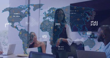 Konferans odasında holografik haritadaki verileri gösteren iş kadını sunar, dizüstü bilgisayarlar görünür. Teknoloji, yenilik, işbirliği, analitik, dijital, profesyonel, fütürist