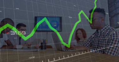 Ofis toplantı odasında dizüstü bilgisayarlar ve çizgi grafikleri eşleştiren analiz ekibi. İşbirliği, takım çalışması, modernlik, veri analizi, sunum, profesyonel, yenilik