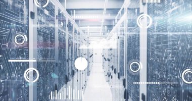 Veri merkezi koridorunu cam sunucu rafları, fiber kablolar ve yüzen kaplamalarla aydınlatıyor. Teknoloji, yenilik, siber güvenlik, otomasyon, bağlantı, altyapı, görselleştirme