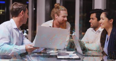 Gece vakti konferans odasında dizüstü bilgisayarlarla belgeleri tartışan dört profesyonelle işbirliği yapmak. Şirket, takım çalışması, modern, profesyonel, yüksek katlı, kentsel, üretkenlik