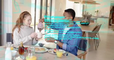 Holografik kod, kahve bardaklarına kahve dolduran ve kahvaltıda süt sürahisini sallayan rehber çifti kapsıyor. Çift, kahvaltı, modern, rahat, sıcak, samimi, yaşam tarzı