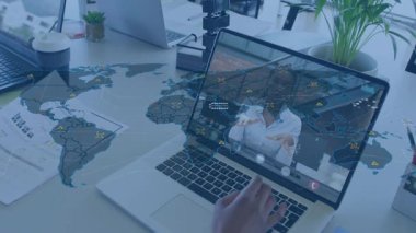 Kullanıcı çevrimiçi aramayı başlatıyor, iş danışmanlığı rehberi olarak hologram haritası etkinleştiriliyor. Teknoloji, işbirliği, yenilik, dijital, fütüristik, ağ, veri görselleştirmesi