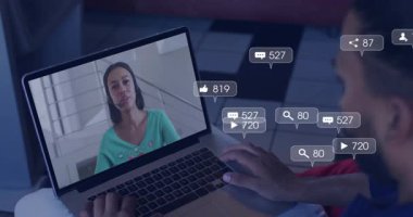 Yazan, ekran teknisyeni tanıtımında konuşan meslektaşı izleyen sosyal medya simgeleri yükseliyor ve azalıyor. Uzaktan iletişim, dijital bağlantı, çevrimiçi bağlantı, sanal takım çalışması, sosyal etkileşim