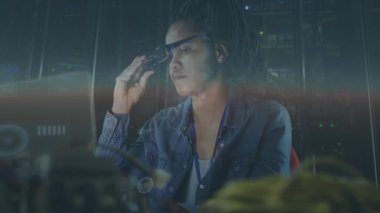 AR görüntüleyicisini yükselten kadın bilişim mühendisi sunucu ölçümlerini izlemek için veri hologramları gösteriyor. Teknoloji, yenilik, fütüristik, dijital, bağlantı, siber güvenlik, veri