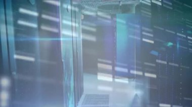 Koridor görünümünden başlayarak, sunucu dolapları dijital kaplamayı gösteren taramalı ışık çubukları alır. Teknoloji, veri merkezi, dijital, siber güvenlik, fütürist, ağ, altyapı