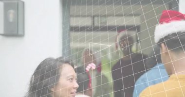 Yetişkin bir kadın kapıyı açıyor, arkadaşlarını karşılıyor, pazarlamayı gösteren animasyon şebekesi oluşturuyor. Hoşgeldin, dostluk, kutlama, ev, konfor, şenlik, sosyal