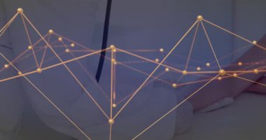 Muayene masasında uzanan sıhhiyenin üzerinde ağ oluşumu teşhis için altın ağ haritalama steteskopu atıyor. Gelecek, sağlık, teknoloji, analiz, kesinlik, yenilik, tıbbi