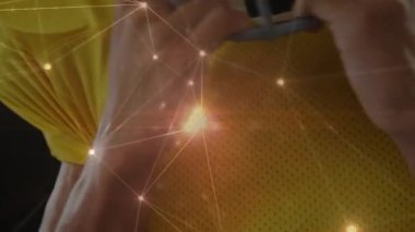 Futbolcu miğferi kavrıyor çene askısını titreşen dijital çizgilerle sabitliyor ve oyuna hazırlanıyor. Sporcu, spor, dijital, fütüristik, hareket, kararlılık, yoğunluk