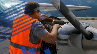 Uçağa yaklaşan teknisyen kapakları kaldırıyor, hortumları kontrol ediyor ve havacılık kontrolü için kabloları inceliyor. Uçak, bakım, teftiş, uzay, mühendislik, mekanik, güvenlik