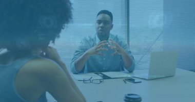 Erkek yönetici, adaylara işaret ederek teknolojinin odak noktasını belirleyecek röportajı başlatıyor. İletişim, profesyonellik, şirket, yenilik, teknoloji, tartışma, takım çalışması