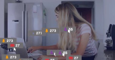 Kadın kredi kartıyla grafikleri incelerken tuşları tuşlara basmak dizüstü bilgisayarın etrafında dönüp duruyor. Teknoloji, dijital, çalışma alanı, modern, veri, gelişigüzel, üretkenlik