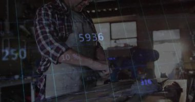 Marangozhanedeki ustaca zımparalanan kalaslar dijital şebekenin pürüzsüz ilerlemeyi güncellediğini gösteriyor. İşçilik, ahşap işçiliği, teknoloji, kesinlik, el işi, sanayi, yenileme