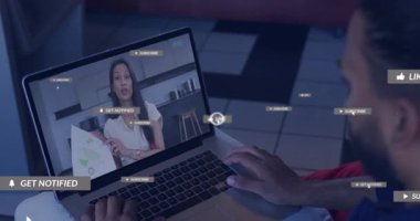 Adam dizüstü bilgisayarda işe başlıyor abone gibi süzülüyor nişan simgelerini bildiriyor. Dijital arayüz, içerik oluşturma, çevrimiçi öğrenme, modern teknoloji, kullanıcı etkileşimi