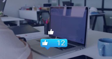 Sosyal medya ölçümlerini izlerken dizüstü bilgisayarı dinleyen ofis çalışanları 8 'den 95' e yükselmeyi seviyor. Üretkenlik, dijital, animasyon, iletişim, teknoloji, profesyonel, modern