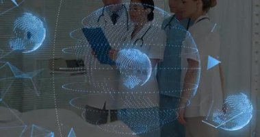 Mavi pano tutan hemşire hologram küreyi çalıştırıyor. Tıbbi ekip verileri incelerken dönüyor. Tıbbi, teknoloji, yenilik, işbirliği, teşhis, fütüristik, sağlık