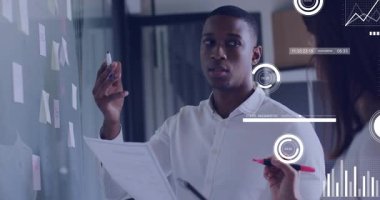 İş arkadaşları cam notları hakkında notlar tarıyor, dijital kaplamalarla iş planlaması için hareket ediyorlar. İşbirliği, beyin fırtınası, strateji, yenilik, iletişim, takım çalışması, ofis