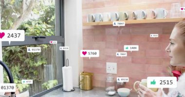 Nişan sayıları artarken sosyal sayaçların mutfakta bardaklarını yudumlaması ve kıvılcım saçması. Ev, yaşam tarzı, modern, rahat, dijital, etkileşim, izleyici