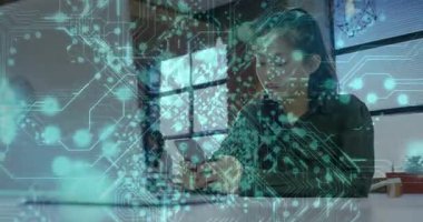 Masadaki telefonu fark etmek, kadını tutmak, çalmak, teknolojik verileri devre yoğunlaşması olarak görmek. Teknoloji, dijital, yenilik, çalışma alanı, iletişim, fütüristik, minimalizm