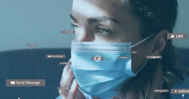 Kadın, simge gibi tıkırdıyor ve sağlık güvenliği için maske takıyor. Bu arada simgeler yüzlerini silip süpürüyor. Sağlık, güvenlik, iletişim, dijital, sağlık, yaşam tarzı, teknoloji