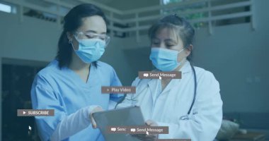 Mesajı Gönder programında görülen hasta verilerini tartışan iki tıbbi personel tableti tıkırdatıyor. Sağlık, işbirliği, teknoloji, profesyonellik, modern, tanı, takım çalışması