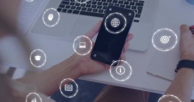 Akıllı telefonu eğen ve dünya ikonunu dinleyen bir kadın teknoloji simgelerinin bağlantılarını göstererek dönmesine neden oluyor. Teknoloji, yenilik, bağlantı, dijital, çalışma alanı, profesyonel, modern