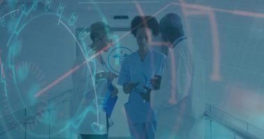 Hologram verilerini gösteren tıbbi ekip toplanırken hemşire tablet ve doktor da tedaviye karar veriyor. İşbirliği, sağlık, dijital, yenilik, profesyonellik, takım çalışması, teknoloji