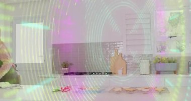 Dönüşümlü grafikler, pişirilmiş kurabiyeleri dekore eden bir kadın sonra da paylaşım için ikram sunan bir arkadaş. Pişirme, hamur işi, kutlama, yerli, zanaatkar, samimi, şenlikli