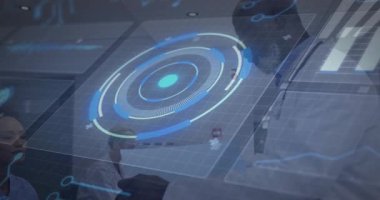 Üç doktor tablet araklıyor hologram, masa rehberliği kooperatifi incelemesinin üstünde görünüyor. Tıbbi, takım çalışması, yenilik, teknoloji, sağlık, işbirliği, fütüristik