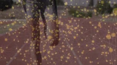 Koşucu kırmızı piste çıkıyor ve bayrak sopasıyla koşuyor sonra da forma girmek için gülümsemeyi kesiyor. Atletizm, dayanıklılık, spor, motivasyon, şehir, canlılık, rekabet