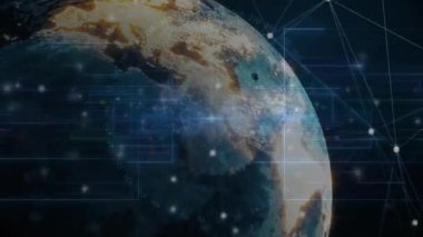 Parıltı göründüğünde, doğuda dönen dijital küre, büyüyen düğüm ağı, küresel bağlantıları gösteren ızgara kayması. Teknoloji, siber uzay, bağlantı, yenilik, ağ, veri, görselleştirme
