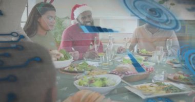 Sunucu somunu dilimleme yemek servisinde bayram yemeğini başlatma, kaseleri dağıtma, grafikleri üst üste koyma. Şenlik, kutlama, birliktelik, mutfak, sıcaklık, neşe, aile