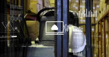 Forklift, bulut simgesini gösteren koridora giriyor sonra da solmakta olan çizelgeleri envanter verilerine aktarıyor. Lojistik, veri görselleştirme, tedarik zinciri, endüstriyel, dijital dönüşüm