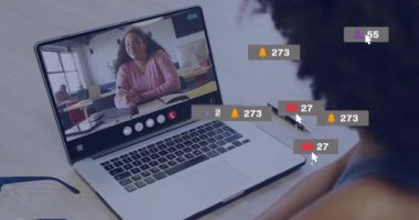 Görüntüleyici, animasyon simgeleri dizüstü bilgisayarda çoğalan arama ve izleme teknolojisi ölçümlerini başlatıyor. Dijital etkileşim, iletişim, uzak çalışma alanı, veri görselleştirme, işbirliği, üretkenlik