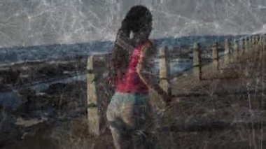 Kadın koşucu spor yapmak için kıyı koşusuna başlıyor, hız göstergesi trabzanları kapatıyor. Atletik, sağlıklı, açık hava, manzara, dayanıklılık, canlılık, motivasyon