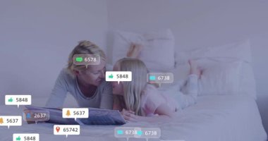 Anne ve kızı yatakta kitap okuyorlar. Animasyon işi istatistikleri nişan büyümesini gösteriyor. Aile, bağ, eğitim, rahatlama, dijital etkileşim, duygusal, samimi