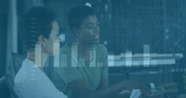 İş arkadaşına verileri açıklayan yeşil elbiseli bir iş kadını çizelgeler ve rakamların ortaya çıkmasına neden oluyor. İşbirliği, analitik, veri görselleştirme, takım çalışması, dijital araçlar, modern çalışma alanı, profesyonel