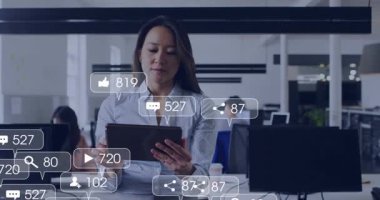 İşkadını ofiste tablet kaydırıyor, nişan takibi için sosyal ölçütler ortaya çıkıyor. Şirket, teknoloji, yenilik, takım çalışması, üretkenlik, iletişim, dijital