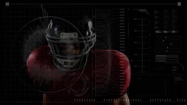 Futbolcu HUD verilerine cevap veriyor, dirseğini esnetiyor ve spor teknik analizi için topu fırlatıyor. Sporcu, spor, teknoloji, analitik, hareket, dijital, performans