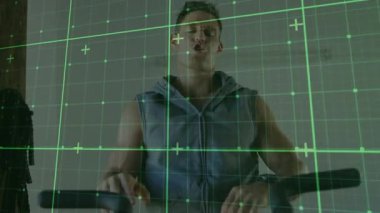 Koşu bandını kavrayan fitness kullanıcısı ve yeşil ızgara izleme süreci ile akıllı izleme ölçümlerini kontrol ediyor. Egzersiz, teknoloji, sağlık, motivasyon, ilerleme, sağlık, sağlık